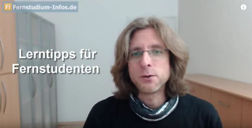 Markus Jung in seinem Video mit Tipps zum Fernstudium